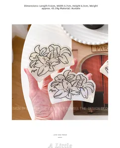 Detalle de la pinza para el pelo con flores en acetato crema con medidas 9,6x6,7 cm