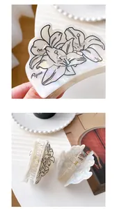 Detalle macro de la pinza para el pelo de lirio en acetato con diamantes de imitación