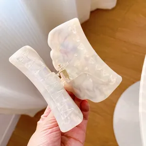 Pinza para el pelo con estampado de mármol blanco perla, bordes ondulados y muelle dorado