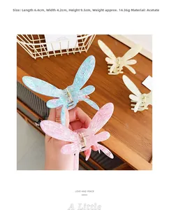 Détail de la pince à cheveux papillon en acétate montrant la taille 6,4x4,2x9,5cm et texture