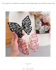 Détail de trois grandes pinces à cheveux papillon aux motifs marbrés et floraux variés