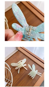 Vue macro de pinces à cheveux papillon en acétate nacré avec ressort métallique robuste