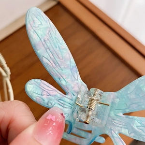 Pince à cheveux papillon élégante avec texture marbrée bleue en résine d'acétate