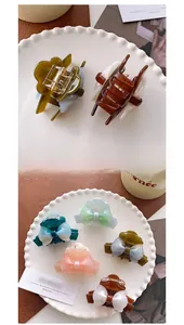 Détails de pinces à cheveux en acétate coloré montrant le fini brillant et le ressort