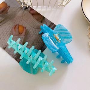 Grandi mollette per capelli in acetato blu e verde con motivi marmorizzati e molla oro