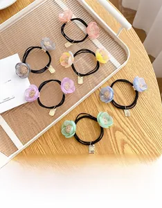 Lot de six élastiques à cheveux fleurs colorées avec pétales en résine et cristaux