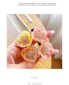 Détail de la texture nacrée et du centre cristallin du chouchou fleur de 3cm