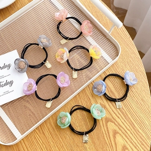Élastique à Cheveux Double Couche Fleur avec Fleur en Acétate Incrustée de Strass et Étiquette Métallique Accessoires