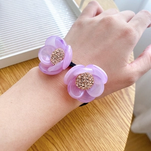 Élastique double fleur violette avec strass sur poignet pour queue de cheval élégante