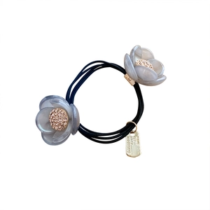 Élastique à cheveux double fleur grise élégante avec strass et bande élastique