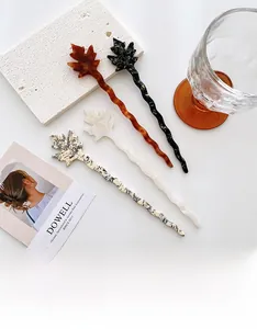 Détails de quatre pics à cheveux en acétate avec feuilles d'érable et motifs écaille
