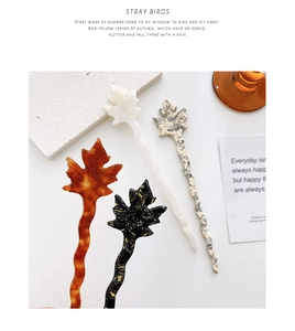 Détail de quatre épingles à cheveux feuille d'érable aux motifs ambre et marbre
