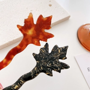 Épingles à cheveux feuille d'érable rétro en ambre écaille et motifs marbrés élégants