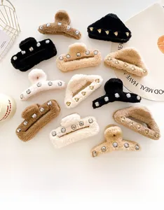 Gros plan de pinces à cheveux en peluche avec strass en couleurs et formes