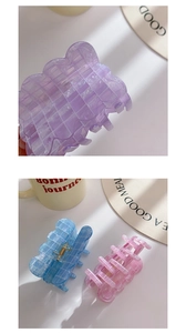 Nahaufnahme von Acetat-Haarklammern mit Karomuster in Lila, Blau und Rosa für Damen