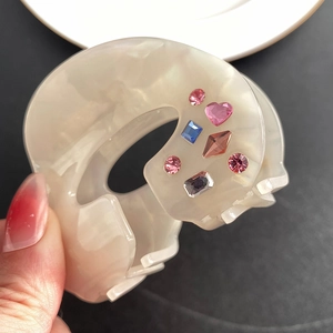 Pinza per capelli in acetato bianco crema marmorizzato con strass colorati