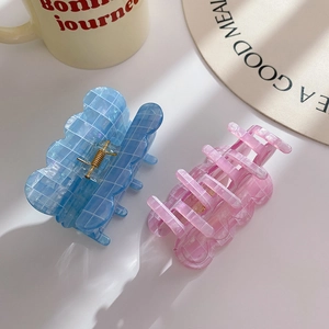 Zweiteiliges Set gewellter Haarspangen aus Acetat in Pastellblau und Rosa mit Karomuster