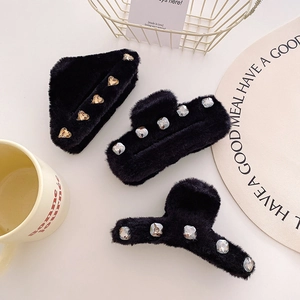 Trois pinces à cheveux en peluche noire avec strass en formes triangulaires et nœuds