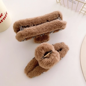 Pinces à cheveux élégantes en peluche marron avec strass dans un décor minimaliste doux