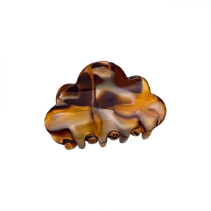 Pince à cheveux nuage en acétate avec motif écaille de tortue sur fond blanc pur