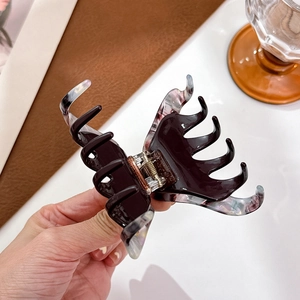 Elegant large tortoiseshell shark hair claw clip for women with marble pattern and metal spring