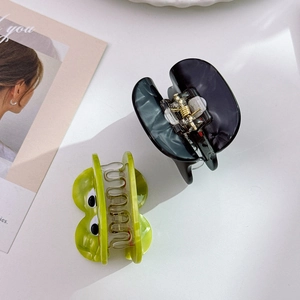 Lot de pinces à cheveux en acétate monstre mignon et vert foncé pour femme sur fond blanc