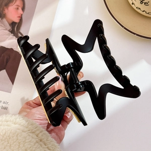 Pince à cheveux noire mate en forme d'étoile avec design géométrique et strass