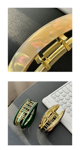 Makroaufnahme großer ovaler Metall-Haarklammern mit Acetat-Muster und Gold-Finish-Rahmen