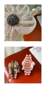 Détail de pinces à cheveux élégantes avec fleurs en résille, perles et strass noirs brillants