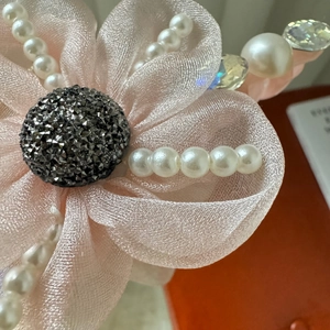 Pince à cheveux fleur en organza rose avec perles et cristaux pour un style élégant
