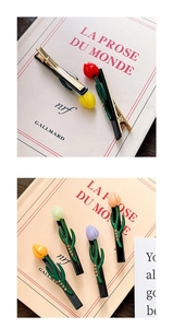 Detailansicht der Tulpen-Haarklammern mit goldenen Strasssteinen und Emaille-Blüten