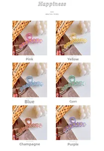Détail de grandes pinces à cheveux fleur en résine avec six couleurs pailletées