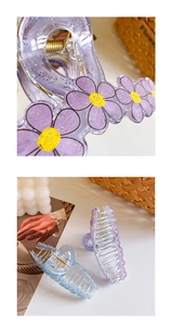 Détail macro de grandes pinces à cheveux en acrylique translucide avec paillettes et marguerites