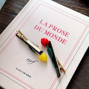 Elegante Tulpen-Haarklammern in Rot und Gelb auf einem französischen Buchcover