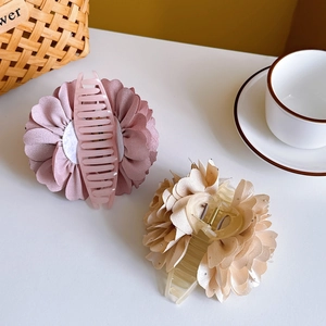 Elegante große Haarspangen mit Blumen in Vintage-Rosa und Champagner-Gold für Frisuren