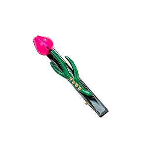 Eleganter Tulpen-Haarclip in Rosé mit grünem Stiel und Bernsteinkristallen auf Weiß