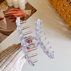 Grande pince à cheveux fleur lavande pour cheveux épais présentée dans un décor chaleureux