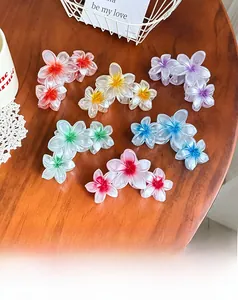 Vue détaillée des pinces à cheveux plumeria dégradées en six finitions de résine