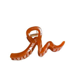 Caramel orange wavy hair claw clip made of translucent resin for thick hair styling