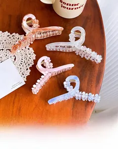 Détail macro de pinces à cheveux en acétate en quatre couleurs avec fleurs et strass