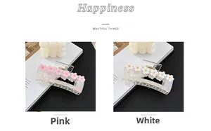 Vue détaillée de pinces à cheveux carrées holographiques avec petits accents floraux en rose et blanc