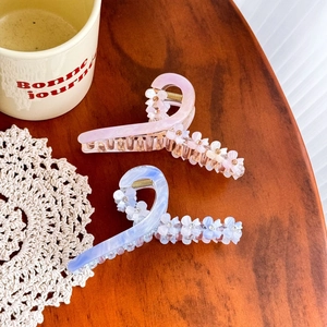 Pinces à cheveux à fleurs 3D élégantes dégradé violet et rose sur table en bois