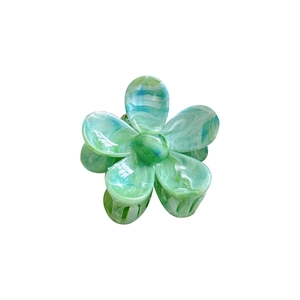 Pince à cheveux fleur élégante avec effet marbré vert clair et bleu sur fond blanc