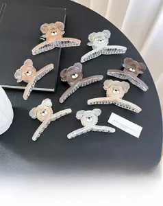 Vista dettagliata delle mollette per capelli a forma di orso in vari colori perlati