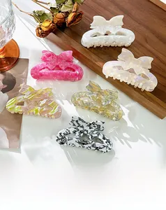 Vue détaillée de pinces à cheveux papillon en acétate aux motifs et couleurs variés