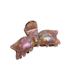 Pince à cheveux papillon en acétate marron avec paillettes irisées multicolores