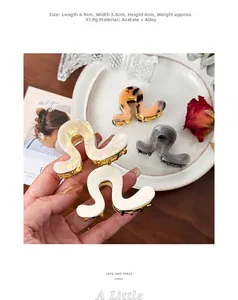 Détails et dimensions 6,9x3,8cm des pinces à cheveux en acétate de forme en S