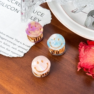Dreiteiliges Set aus Acetat-Haarspangen mit Smiley-Gesicht in Marmor-Lila, Blau und Rosa