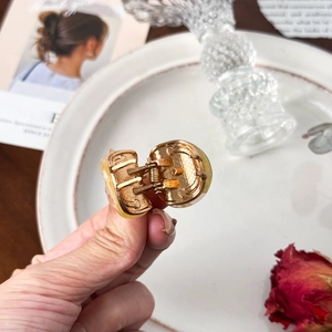 Eleganter gelber Acetat-Haarklammer mit goldenem Metallboden für Damenfrisuren