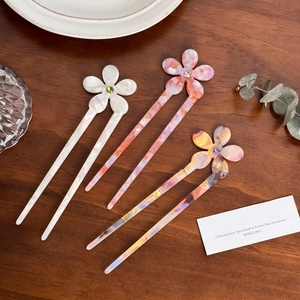 U-shaped acetate flower hair pins with marble texture and small rhinestones for women